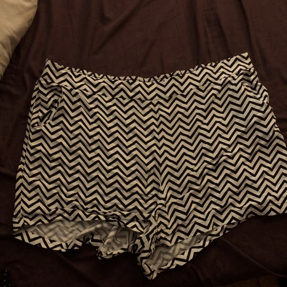 TORRID SIZE 4 SHORTS - Picture 1 of 2